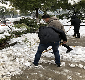 近日，常州连降大雪，银装素裹，皑皑白雪给冬季带来了新鲜感，但降雪也为城市交通、居民出行带来了极大的不便。易天集团的小伙伴们积极行动，全力以赴打响铲雪除冰的“攻坚战”！