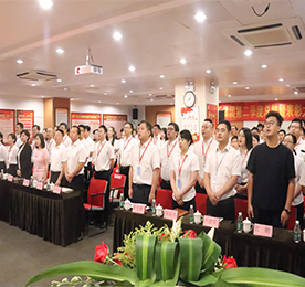 7月16日，易天集团2018年半年度总结暨表彰大会在常州高新科技园多功能会议室召开。集团高层领导、各门店店长、营业部主管及获奖的优秀员工，共130余人齐聚一堂，共同见证易天集团上半年的荣誉时刻，共同描绘集团下半年工作的宏伟蓝图。