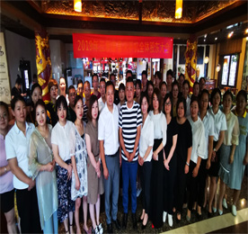 “群英荟萃齐欢颜，股东云集谱新篇。” 2019年8月至9月，江苏易天集团旗下江苏易天手机连锁有限公司、江苏联融金融服务有限公司、江苏龙城黄金有限公司举办年中股东大会。回顾上半年的奋斗历程，催人奋进。在奋斗的坚实脚步中，“易家人”济济一堂，总结经验，共谋发展。