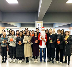 铃儿响叮当，驯鹿在欢跑；歌声传四方，圣诞节来到。2019年12月24日，一年一度的圣诞平安夜如期而至，圣诞老人着盛装，吉祥如意满身上。