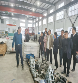 为促进常商发展企业产业链整合，发挥常商发展平台优势，加强常商发展会员企业资源优势互补，进一步助推常商发展企业发展。2020年3月末至4月初，常商发展企业高层领导一行走进江苏煜宇塑料机械科技有限公司（原：常州市德胜塑料机械有限公司）、常州葛老倌生态农业科技有限公司参观交流。