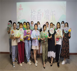 2020年6月24日，易天集团“棕香端午，祈愿安康”的端午节主题活动在新街新零售三楼会议室拉开序幕。工作人员为参加活动的小伙伴准备各种口味的粽子，现场空气中都散发着特有的粽香。