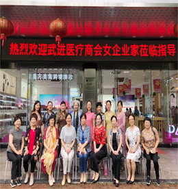 2020年7月14日，常州武进医疗商会组织商会女企业家一行领导莅临易天新零售参观指导，易天集团总监邹丽丰、集团办公室主任朱拥军陪同参观交流。