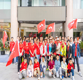 5月12日上午，武进人民商场组织了30余人的暴走队，参加了“一袋牛奶的暴走”公益活动。早上8点，暴走队伍在“青果荟（文化宫店）”集合完毕，挑战长达10公里的爱心征程。