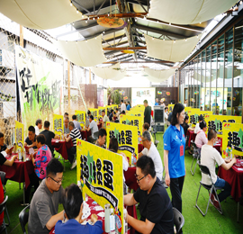 5月25日，“武进人民商场杯”2024机关工会职工掼蛋大赛在武进人民商场三楼青年露台正式启幕，此次活动由武进区文体广电和旅游局、常州市武进区融媒体中心主办，常州市武进区扑克运动协会协办，在常州市武进区体育总会的指导、武进人民商场的支持下，隆重举行。