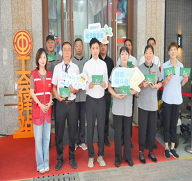 7月22日，大暑节气到来，天气进入了一年中最炎热的时期。当天上午，武进人民商场商圈联合工会在商场户外劳动者驿站组织开展“致敬奋斗者 陪你过夏天”夏日送清凉活动，为一线劳动者们送去“丝丝清凉”。