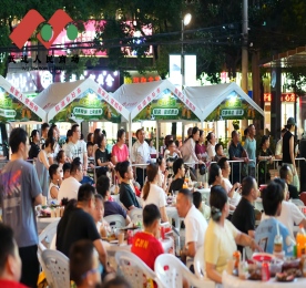 8月16日晚，苏超联赛第九轮焦点战在常州奥体中心打响，常州队以1:0力克镇江队，斩获赛季首胜！武进人民商场作为城市足球热情的“第二主场”，以巨型屏幕直播、千份美食免费送、市集狂欢等多元活动，与现场球迷共同见证这一历史性时刻，用激情与诚意诠释“当好东道主、礼遇天下客”的担当。