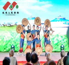 为深入贯彻二十届三中全会精神，积极推动文化惠民成果共享，8月15日晚，由江苏省文化和旅游厅倾力打造的“茉莉花开 家门口赏好戏”全省优秀舞台艺术作品和优秀群众文艺作品乡镇巡演活动在湖塘镇武进人民商场盛大启幕。