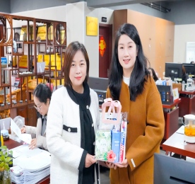 春意盎然，万物复苏，在这桃红柳绿的三月，我们迎来了第115个国际三八妇女节！人间芳菲，正逢最暖“她”时光；春风拂面，宛如最柔“她”笑颜。愿每一位女性如春日般明媚，似花朵般绽放，在属于自己的季节里，书写最美的篇章！