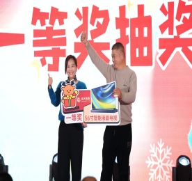 时光镌刻美好，陪伴见证成长。为表达公司对客户及员工长期以来的支持，同时也为客户们提供一个交流互动的平台。12月20日，易天集团邀请百余名客户与员工共度一场别开生面的生日盛宴。易天集团武进人民商场副总经理薛小初；易天集团武进人民商场总经理周文金；易天集团黄金事业部总经理郑正旺；易天集团手机事业部总经理徐秀兰；易天集团人力资源部经理周燕；易天集团支撑部经理高云龙；易天集团常州城市中心运营副总监陈利利；易天集团常州城市中心运营总监陈亚；易天集团常州城市中心总裁曹丽红出席活动。